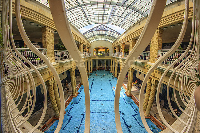 Gellert thermiske bade. Gellert termiske bade, Gellert Thermal Baths and Swimming Pool, p� den vestlige Buda-side af Donaufloden i Budapest; ; Hotel Gellert / Budapest; Ungarn; ; sev�rdigheder; Gellert Gyogyfurdo es Uszoda, swimmingpool, badeferie, badning, sv�mning