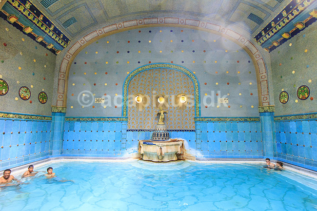 Gellert thermiske bade. Gellert termiske bade, Gellert Thermal Baths and Swimming Pool, p� den vestlige Buda-side af Donaufloden i Budapest; ; Hotel Gellert / Budapest; Ungarn; ; sev�rdigheder; Gellert Gyogyfurdo es Uszoda, swimmingpool, badeferie, badning, sv�mning