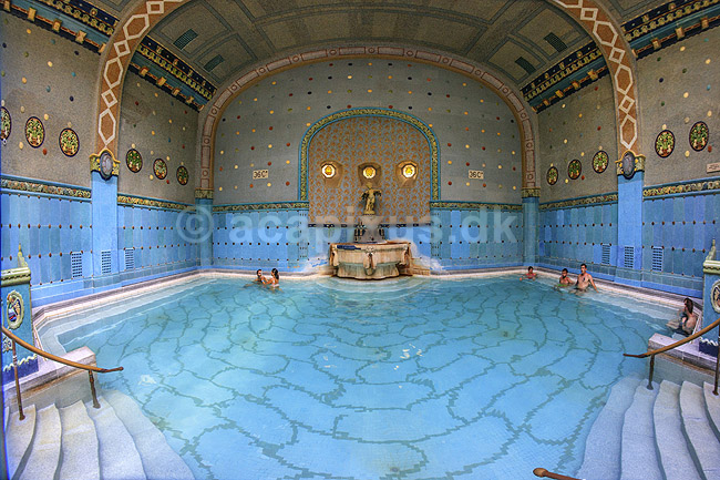 Gellert thermiske bade. Gellert termiske bade, Gellert Thermal Baths and Swimming Pool, p� den vestlige Buda-side af Donaufloden i Budapest; ; Hotel Gellert / Budapest; Ungarn; ; sev�rdigheder; Gellert Gyogyfurdo es Uszoda, swimmingpool, badeferie, badning, sv�mning