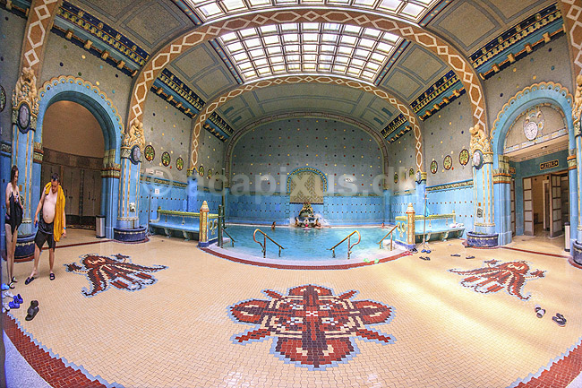 Gellert thermiske bade. Gellert termiske bade, Gellert Thermal Baths and Swimming Pool, p� den vestlige Buda-side af Donaufloden i Budapest; ; Hotel Gellert / Budapest; Ungarn; ; sev�rdigheder; Gellert Gyogyfurdo es Uszoda, swimmingpool, badeferie, badning, sv�mning