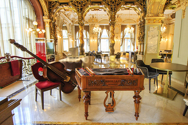 New York Cafe. Piano / klaver og gulvbas p� den ber�mte New York Cafe i Budapest ; ; New York Cafe / Budapest; Ungarn; ; sev�rdigheder; Cafeer, cafeliv, musik, musikinstrumenter, instrumenter