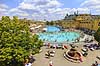 Szechenyi thermiske bade. Szechenyi Thermal Bath p� Pest-siden ad Donaufloden i Budapest  Szechenyi thermiske bade / Budapest Ungarn  sev�rdigheder Szechenyi Gyogyfurdo es Uszoda, swimmingpool, badeferie, badning, sv�mning