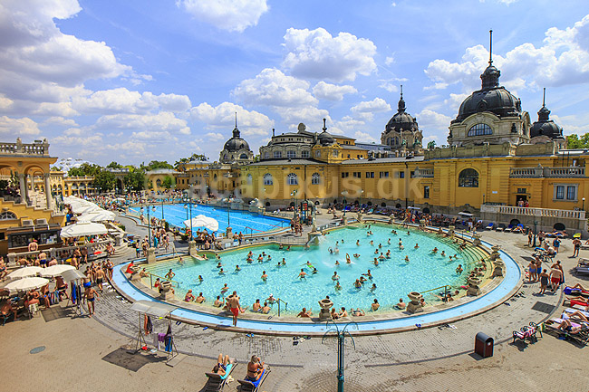 Szechenyi thermiske bade. Szechenyi Thermal Bath p� Pest-siden ad Donaufloden i Budapest; ; Szechenyi thermiske bade / Budapest; Ungarn; ; sev�rdigheder; Szechenyi Gyogyfurdo es Uszoda, swimmingpool, badeferie, badning, sv�mning
