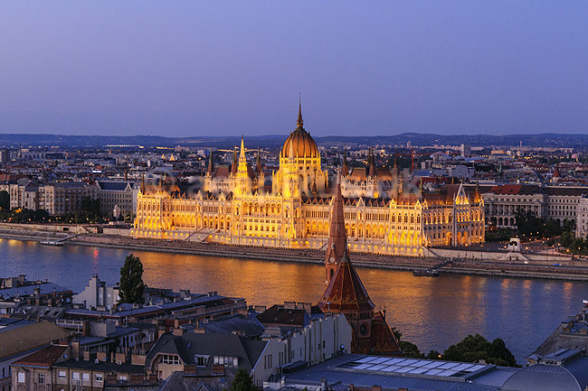 Ungarns parlamentsbygning. Parlamentet i Ungarn, Hungarian Parliament Building, Orszaghaz, ved Donaufloden i Budapest; ; Parlamentet / Budapest; Ungarn; ; sev�rdigheder; Regeringer, demokrati, administration, parlament