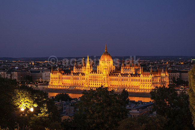 Ungarns parlamentsbygning. Parlamentet i Ungarn, Hungarian Parliament Building, Orszaghaz, ved Donaufloden i Budapest; ; Parlamentet / Budapest; Ungarn; ; sev�rdigheder; Regeringer, demokrati, administration, parlament