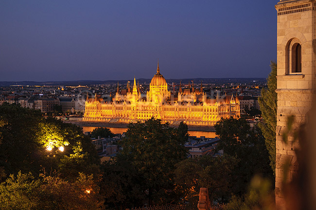 Ungarns parlamentsbygning. Parlamentet i Ungarn, Hungarian Parliament Building, Orszaghaz, ved Donaufloden i Budapest; ; Parlamentet / Budapest; Ungarn; ; sev�rdigheder; Regeringer, demokrati, administration, parlament