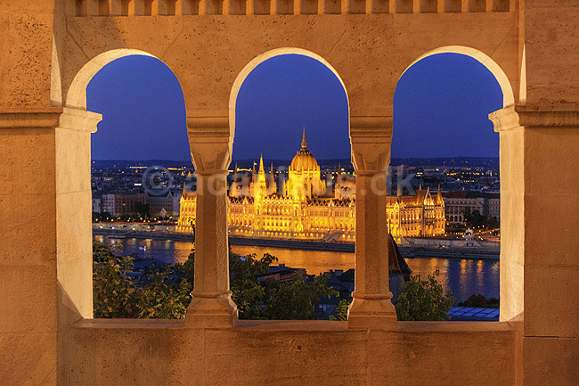 Ungarns parlamentsbygning. Parlamentet i Ungarn, Hungarian Parliament Building, Orszaghaz, ved Donaufloden i Budapest; ; Parlamentet / Budapest; Ungarn; ; sev�rdigheder; Regeringer, demokrati, administration, parlament