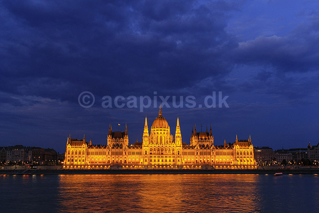 Ungarns parlamentsbygning. Parlamentet i Ungarn, Hungarian Parliament Building, Orszaghaz, ved Donaufloden i Budapest; ; Parlamentet / Budapest; Ungarn; ; sev�rdigheder; Regeringer, demokrati, administration, parlament