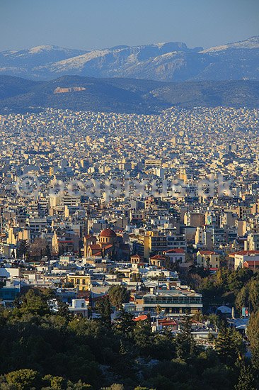 Athen. Udsigt over Athen med sned�kkede bjerge i horisonten set fra Akropolis; ; Akropolis / Athen; Gr�kenland; ; Sev�rdigheder; Hovedstad, hovedst�der, storbyer, Hellas, Acropolis