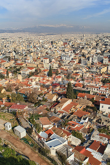 Athen. Udsigt over Athen med sned�kkede bjerge i horisonten set fra Akropolis. I forgrunden bydelene Anafiotika, Plaka og Monastiraki; ; Akropolis / Athen; Gr�kenland; ; Sev�rdigheder; Hovedstad, hovedst�der, storbyer, Hellas, Acropolis
