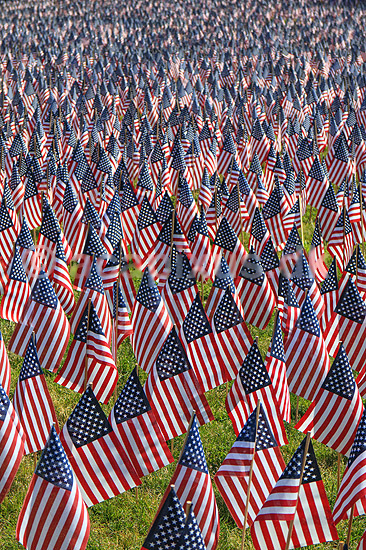 Memorial day. Skov af sm� flag ved Soldiers and Sailors Monument i Boston Common p� Memorial Day, som er en helligdag i USA, hvor man mindes dem, som er faldet under tjeneste i landets v�bnede styrker. Helligdagen afholdes hvert �r den sidste mandag i maj.Mange mindes ogs� bare dem man har mistet gennem tiden, som ikke n�dvendigvis d�de under krigen; ; Boston / Massachusetts; USA; ; ; Stars and Stribes