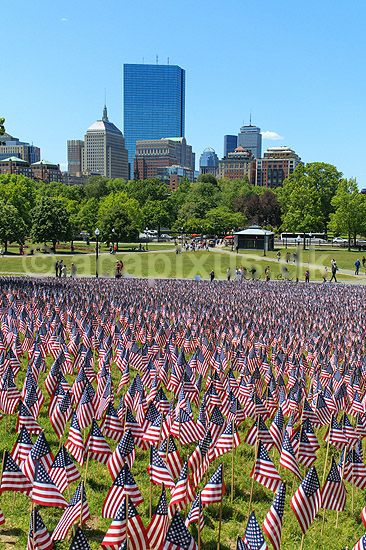 Memorial day. Skov af sm� flag ved Soldiers and Sailors Monument i Boston Common p� Memorial Day, som er en helligdag i USA, hvor man mindes dem, som er faldet under tjeneste i landets v�bnede styrker. Helligdagen afholdes hvert �r den sidste mandag i maj.Mange mindes ogs� bare dem man har mistet gennem tiden, som ikke n�dvendigvis d�de under krigen; ; Boston / Massachusetts; USA; ; ; Stars and Stribes