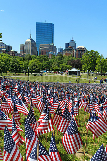 Memorial day. Skov af sm� flag ved Soldiers and Sailors Monument i Boston Common p� Memorial Day, som er en helligdag i USA, hvor man mindes dem, som er faldet under tjeneste i landets v�bnede styrker. Helligdagen afholdes hvert �r den sidste mandag i maj.Mange mindes ogs� bare dem man har mistet gennem tiden, som ikke n�dvendigvis d�de under krigen; ; Boston / Massachusetts; USA; ; ; Stars and Stribes