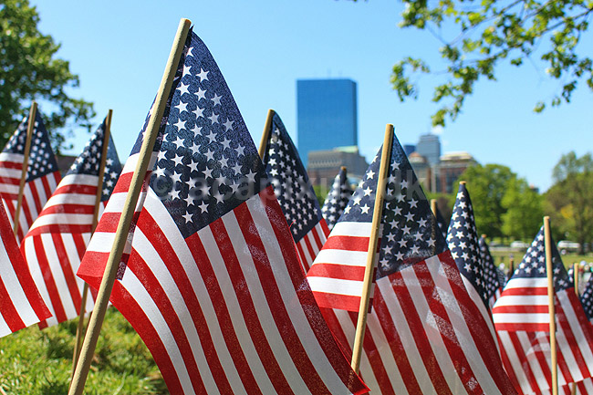Memorial day. Skov af sm� flag ved Soldiers and Sailors Monument i Boston Common p� Memorial Day, som er en helligdag i USA, hvor man mindes dem, som er faldet under tjeneste i landets v�bnede styrker. Helligdagen afholdes hvert �r den sidste mandag i maj.Mange mindes ogs� bare dem man har mistet gennem tiden, som ikke n�dvendigvis d�de under krigen; ; Boston / Massachusetts; USA; ; ; Stars and Stribes