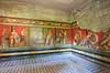 Pompeji. Dionysiac Frieze i spisestuen i Villa dei Misteri. En brud indvies til Dionyseus  Pompeji / Pompei / Pompeii / Napoli / Campania Italien   Ark�ologi, vulkaner, vulkanudbrud, pyroplastisk flow, pyroplasma, Vesuvius, Vesuv, naturkatastrofer, turistsev�rdigheder, sev�rdigheder, turisme, Romerriget, romerne, ruiner, ruinbyer