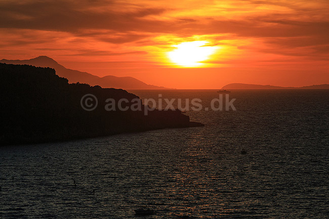 Solnedgang. Solen g�r ned over Napolibugten med Sorrento halv�en til venstre og Ischia til h�jre; ; Sorrento / Napoli / Campania; Italien; ; ; solnedgange, Middelhavet
