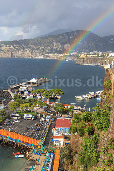 Porto di Sorrento. Regnbue over Porto di Sorrento og Sorrento halv�en; ; Sorrento / Napoli / Campania; Italien; ; ; Regnbuer