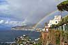 Porto di Sorrento. Regnbue over Porto di Sorrento og Sorrento halv�en  Sorrento / Napoli / Campania Italien   Regnbuer