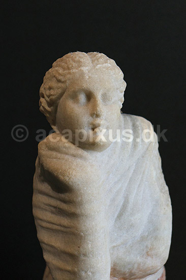 Polymnia. Musen Polymnia fra fra House of Loreius Tiburtinus / Casa di Loreio Timurtino udstillet i Palestra Grande i Pompeji; ; Pompeji / Pompei / Pompeii / Napoli / Campania; Italien; ; ; Ark�ologi, vulkaner, vulkanudbrud, pyroplastisk flow, pyroplasma, Vesuvius, Vesuv, naturkatastrofer, turistsev�rdigheder, sev�rdigheder, turisme, Romerriget, romerne, ruiner, ruinbyer