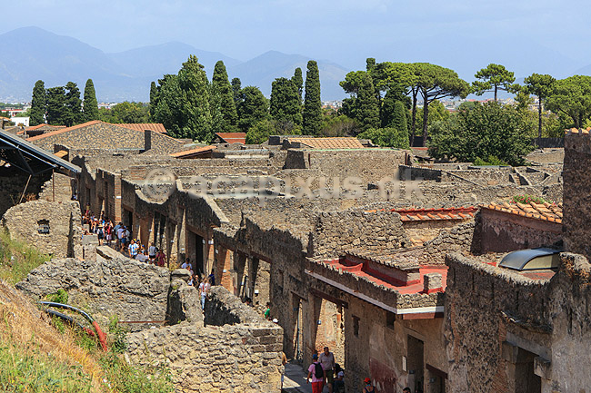 Pompeji. Udsigt over huse og gader i Pompeji set fra Casina dell'Aquila; ; Pompeji / Pompei / Pompeii / Napoli / Campania; Italien; ; ; Ark�ologi, vulkaner, vulkanudbrud, pyroplastisk flow, pyroplasma, Vesuvius, Vesuv, naturkatastrofer, turistsev�rdigheder, sev�rdigheder, turisme, Romerriget, romerne, ruiner, ruinbyer