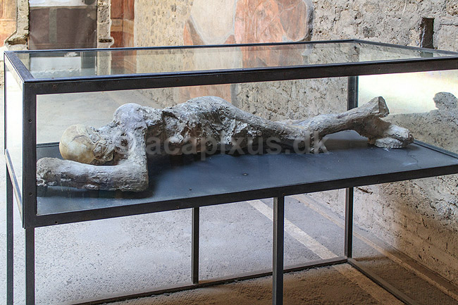 Pompeji. Afst�bning af beboer i Pompeii indebr�ndt i den varme pyroplasma - udstillet i Villa dei Misteri; ; Pompeji / Pompei / Pompeii / Napoli / Campania; Italien; ; ; Ark�ologi, vulkaner, vulkanudbrud, pyroplastisk flow, pyroplasma, Vesuvius, Vesuv, naturkatastrofer, turistsev�rdigheder, sev�rdigheder, turisme, Romerriget, romerne, ruiner, ruinbyer