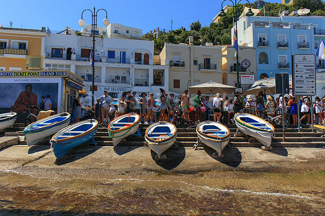 Capri. Turister og rob�de p� havnen Marina Grande p� Capri; ; Capri / Napoli / Campania; Italien; ; Sev�rdigheder; Turisme, ferie
