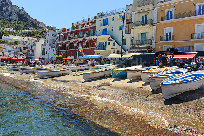 Capri. Turister og rob�de p� havnen Marina Grande p� Capri; ; Capri / Napoli / Campania; Italien; ; Sev�rdigheder; Turisme, ferie