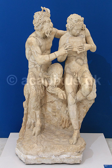Pan og Daphne. Marmor statue af Pan og Daphne fra 2. �rhundrede AD. Ark�ologisk Museum, Napoli; ; Museo Archeologico Nazionale di Napoli� / Napoli / Campania; Italien; ; Sev�rdigheder; Museer, ark�ologi