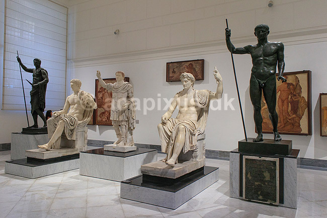 Herculaneum Augusteum / Campania Romana. Statuer i Herculaneum Augusteum / Campania Romana salen p� Ark�ologisk Museum i Napoli - fra ventre til h�jre Kejser Augustus (27 BC - 14 AD) bronce, Kejser Claudius (41-54 AD) marmor, Kejser Titus (79-81 AD) marmor, Kejser Augustus, Kejser Claudius; ; Museo Archeologico Nazionale di Napoli� / Napoli / Campania; Italien; ; Sev�rdigheder; Museer, ark�ologi