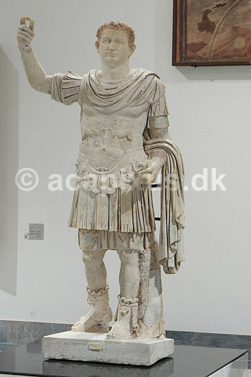 Herculaneum Augusteum / Campania Romana. Kejser Titus (79-81 AD) som blev kejser kort f�r udbruddet af Vesuv i 79. Statue fra Herculaneum - statue i Herculaneum Augusteum / Campania Romana salen p� Ark�ologisk Museum i Napoli; ; Museo Archeologico Nazionale di Napoli� / Napoli / Campania; Italien; ; Sev�rdigheder; Museer, ark�ologi