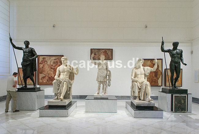 Herculaneum Augusteum / Campania Romana. Statuer i Herculaneum Augusteum / Campania Romana salen p� Ark�ologisk Museum i Napoli - fra ventre til h�jre Kejser Augustus (27 BC - 14 AD) bronce, Kejser Claudius (41-54 AD) marmor, Kejser Titus (79-81 AD) marmor, Kejser Augustus, Kejser Claudius; ; Museo Archeologico Nazionale di Napoli� / Napoli / Campania; Italien; ; Sev�rdigheder; Museer, ark�ologi