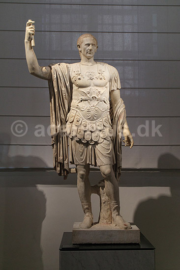 Marcus Holconius Rufus. Marmor statue af Marcus Holconius Rufus (Marco Oconio Rufo). Fra mellem Via Stabiana og Via dell Abbondanza i Pompeji - Ark�ologisk Museum, Napoli; ; Museo Archeologico Nazionale di Napoli� / Napoli / Campania; Italien; ; Sev�rdigheder; Museer, ark�ologi