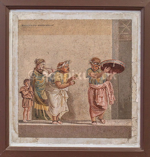 Gademusikanter fra Pompeji. Mosaik af gademusikanter med 3 musikanter og en dreng der iagtager. Fra det s�kaldte Villa of Cicero udenfor Porta Ercolano i Pompeji - udstillet p� Ark�ologisk Museum i Napoli; ; Museo Archeologico Nazionale di Napoli� / Napoli / Campania; Italien; ; Sev�rdigheder; Museer, ark�ologi