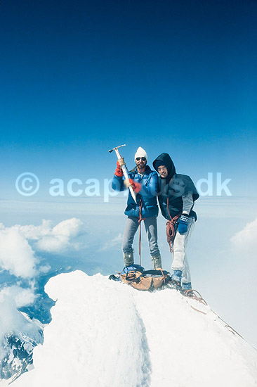 Bjergbestigere. Bjergbestigere p� toppen af Mont Blanc som med 4.808 meter (2021) er det h�jeste bjerg i Alperne - reprocessing af KOL12097; ; Mont Blanc / Chamonix; Frankrig; ; ; Bjergbestigning, Monte Bianco, Mt Blanc, bjergtop, alpetop, is�kse, steigeisen, klatrereb, Mont Blanc massif