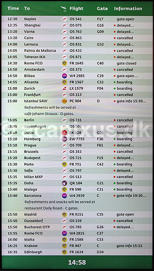 Aflyste fly fra Austrian Airlines. Monitor med flyafgange fra Wien lufthavn - alle Austrian Airlines fly er aflyst eller forsinkede pga strejke; ; Vienna International Airport / Wien; �strig; ; ; Flughafen Wien Schwechat luftfart flyselskaber flytrafik arbejdsnedl�ggelse