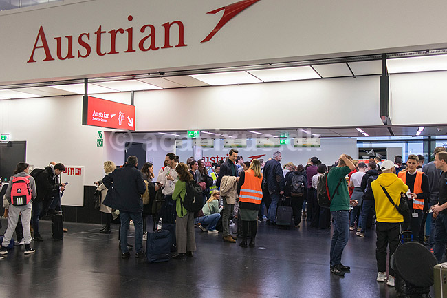 Aflyste fly fra Austrian Airlines. Rejsende ved Austrian Airlines service centre i Wien lufthavn - alle Austrian Airlines fly er aflyst eller forsinkede pga strejke; ; Vienna International Airport / Wien; �strig; ; ; Flughafen Wien Schwechat luftfart flyselskaber flytrafik arbejdsnedl�ggelse