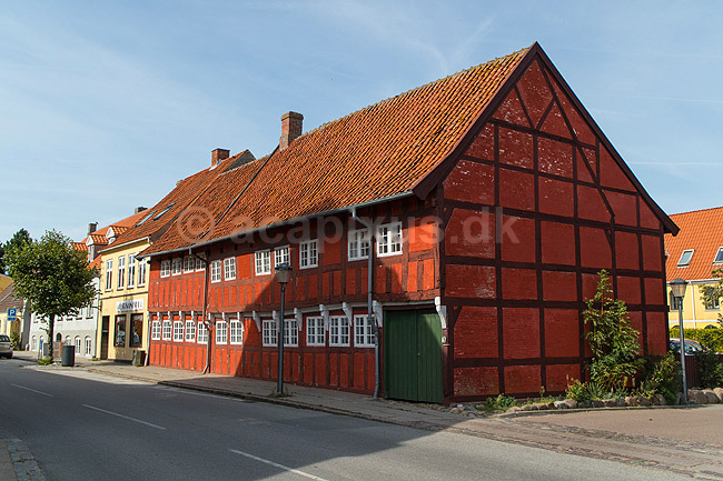 Vestergade 10 i Sk�lsk�r. Gammelt fredet bindingsv�rkshus bygget ca 1670 i centrum af Sk�lsk�r; ; Sk�lsk�r; Danmark; ; ; Bevaringsdeklaration, fredning, restaurering