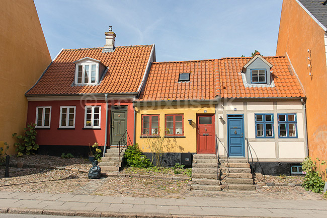 Vestergade i Sk�lsk�r. Tre sm� huse p� Vestergade 24, 26 og 28 i Sk�lsk�r; ; Sk�lsk�r; Danmark; ; ; Beboelse, ejendomme