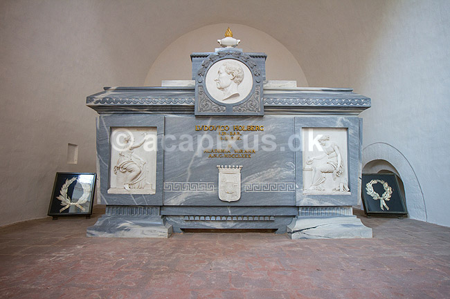 Sor� Klosterkirke. Ludvig Holbergs gravm�le i Sor� Klosterkirke. Da Ludvig Holberg d�de i 1754, blev hans kiste stillet i kirkens kor - f�rst i 1780 fik billedhuggeren Johs. Wiedewelt til opgave at udf�re det smukke gravm�le, der nu st�r i kapellet i nordre korsarm.; ; Sor�; Danmark; ; ; Kirker, kristendom, Absalon