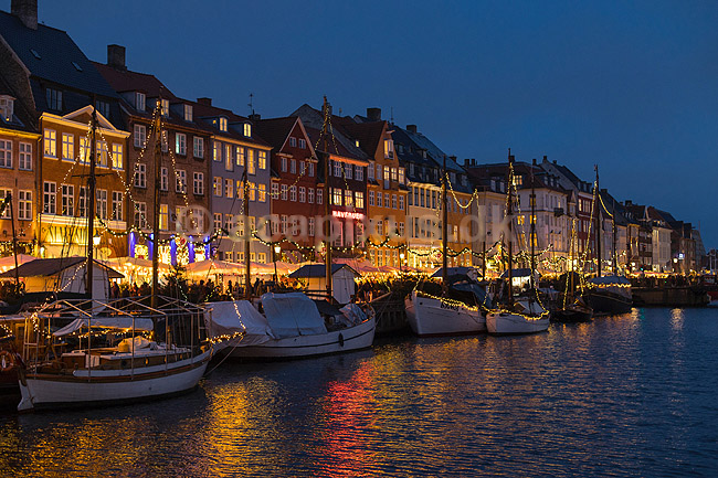 Julemarked p� Nyhavn. Juleudsmykning til Julemarked p� Nyhavn; ; Nyhavn / K�benhavn; Danmark; ; Sev�rdigheder; Julemarkeder, jul, julehandel, handel, juleudsmykning, julestemning
