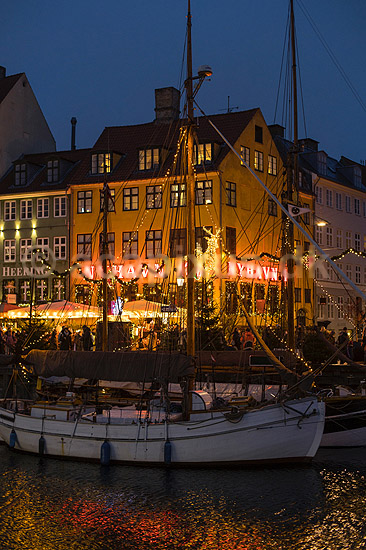 Julemarked p� Nyhavn. Juleudsmykning til Julemarked p� Nyhavn; ; Nyhavn / K�benhavn; Danmark; ; Sev�rdigheder; Julemarkeder, jul, julehandel, handel, juleudsmykning, julestemning