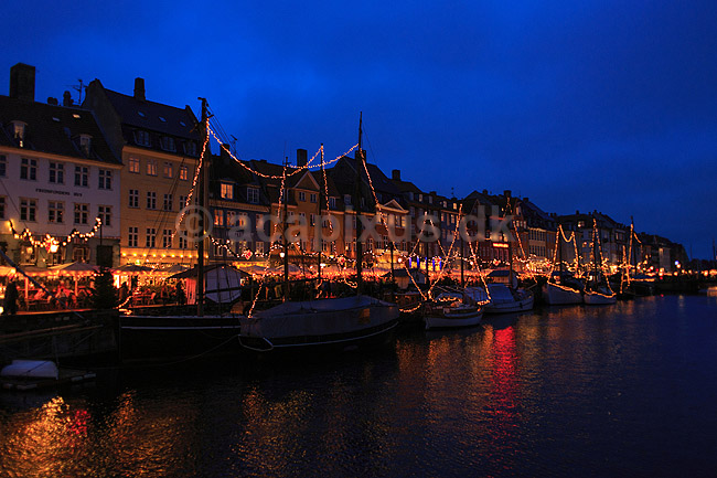 Julemarked p� Nyhavn. Juleudsmykning til Julemarked p� Nyhavn; ; Nyhavn / K�benhavn; Danmark; ; Sev�rdigheder; Julemarkeder, jul, julehandel, handel, juleudsmykning, julestemning