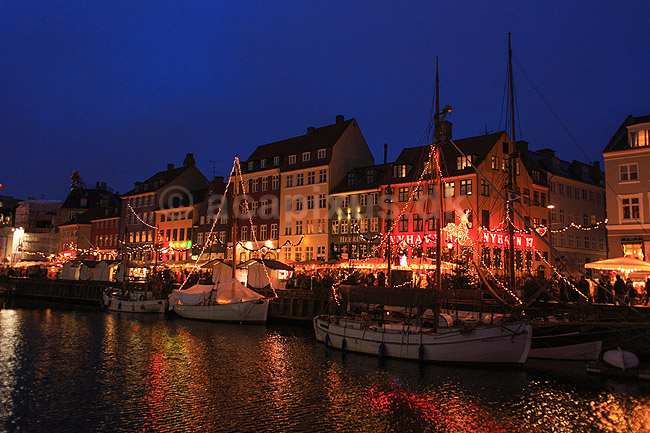 Julemarked p� Nyhavn. Juleudsmykning til Julemarked p� Nyhavn; ; Nyhavn / K�benhavn; Danmark; ; Sev�rdigheder; Julemarkeder, jul, julehandel, handel, juleudsmykning, julestemning