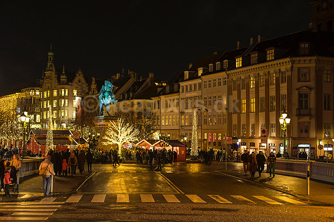 Julemarked. Juleudsmykning til Julemarked p� H�jbro Plads i K�benhavn; ; H�jbro Plads / K�benhavn; Danmark; ; Sev�rdigheder; Julemarkeder, jul, julehandel, handel, juleudsmykning, julestemning
