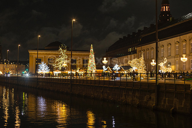 Julemarked. Juleudsmykning til Julemarked p� Bertel Thorvaldsens Plads i K�benhavn; ; Bertel Thorvaldsens Plads / K�benhavn; Danmark; ; Sev�rdigheder; Julemarkeder, jul, julehandel, handel, juleudsmykning, julestemning