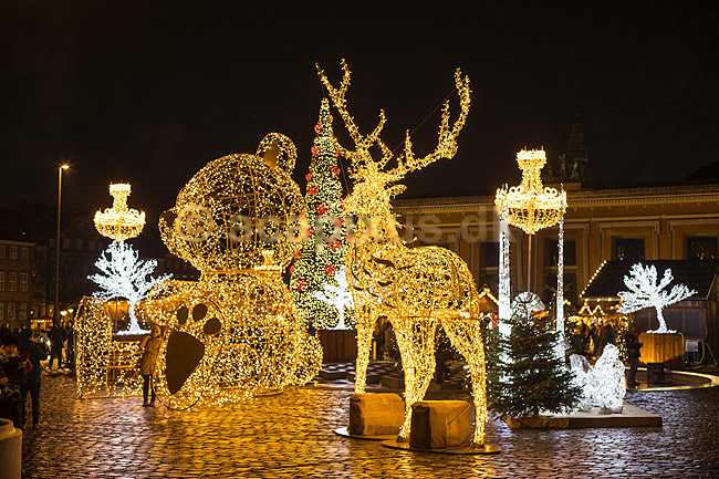Julemarked. Juleudsmykning til Julemarked p� Bertel Thorvaldsens Plads i K�benhavn; ; Bertel Thorvaldsens Plads / K�benhavn; Danmark; ; Sev�rdigheder; Julemarkeder, jul, julehandel, handel, juleudsmykning, julestemning