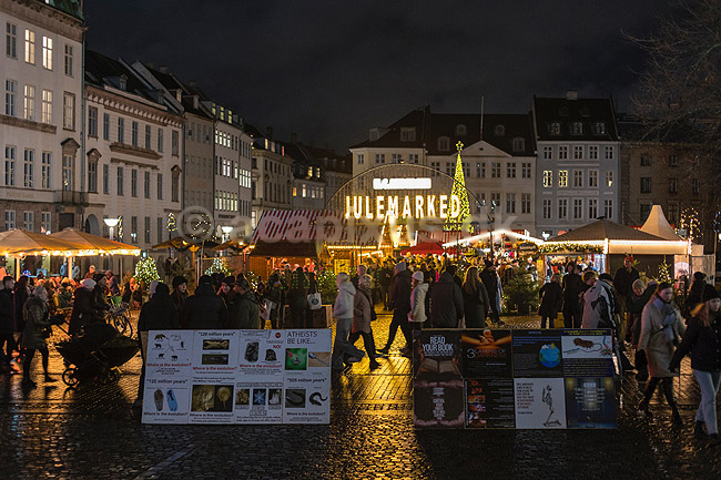 H.C Andersen Jule marked. Juleudsmykning til Julemarked p� Nytorv i K�benhavn - Hans Christian Andersen Christmas Market; ; Nytorv / K�benhavn; Danmark; ; Sev�rdigheder; Julemarkeder, jul, julehandel, handel, juleudsmykning, julestemning
