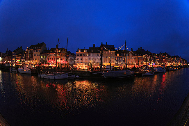 Julemarked p� Nyhavn. Juleudsmykning til Julemarked p� Nyhavn; ; Nyhavn / K�benhavn; Danmark; ; Sev�rdigheder; Julemarkeder, jul, julehandel, handel, juleudsmykning, julestemning