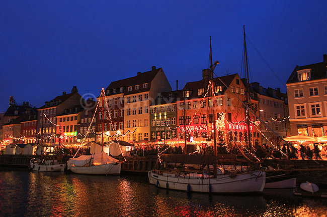 Julemarked p� Nyhavn. Juleudsmykning til Julemarked p� Nyhavn; ; Nyhavn / K�benhavn; Danmark; ; Sev�rdigheder; Julemarkeder, jul, julehandel, handel, juleudsmykning, julestemning