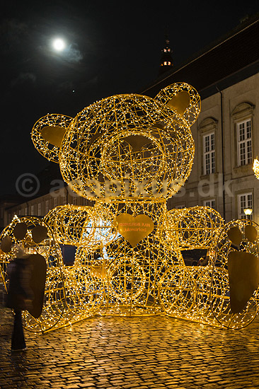 Julemarked. Juleudsmykning til Julemarked p� Bertel Thorvaldsens Plads i K�benhavn; ; Bertel Thorvaldsens Plads / K�benhavn; Danmark; ; Sev�rdigheder; Julemarkeder, jul, julehandel, handel, juleudsmykning, julestemning